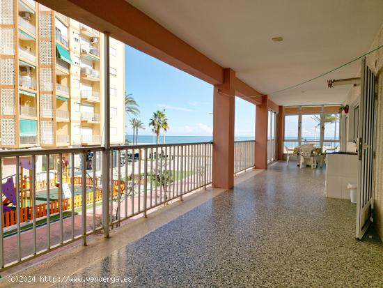 ¡Amplio y hermoso piso en primera línea de playa con enorme terraza! - VALENCIA