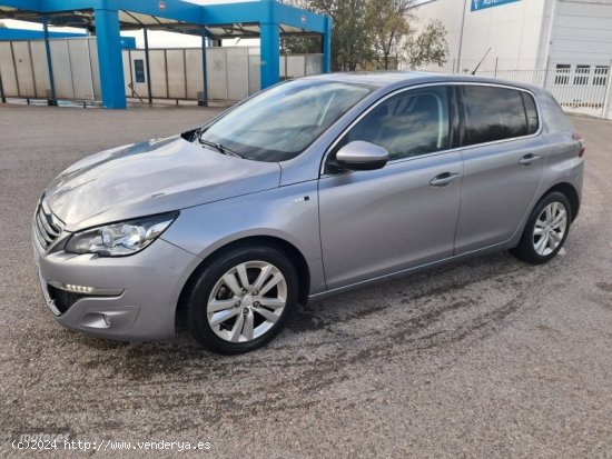  Peugeot 308 1.2i 110cv de 2015 con 120.000 Km por 8.475 EUR. en Madrid 