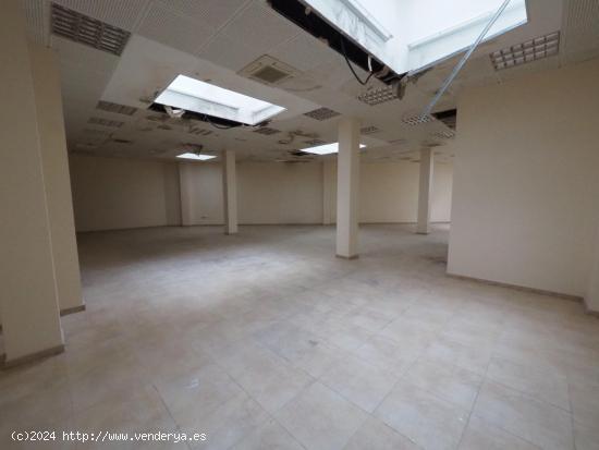  SE VENDE LOCAL COMERCIAL EN MANRESA, ZONA PASSEIG PERE III - BARCELONA 