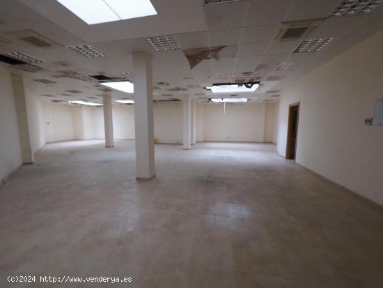 SE VENDE LOCAL COMERCIAL EN MANRESA, ZONA PASSEIG PERE III - BARCELONA