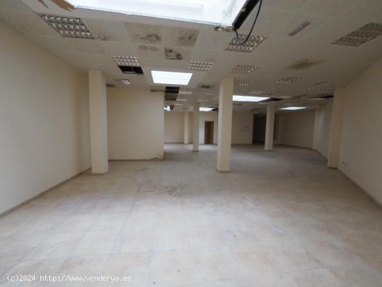 SE VENDE LOCAL COMERCIAL EN MANRESA, ZONA PASSEIG PERE III - BARCELONA