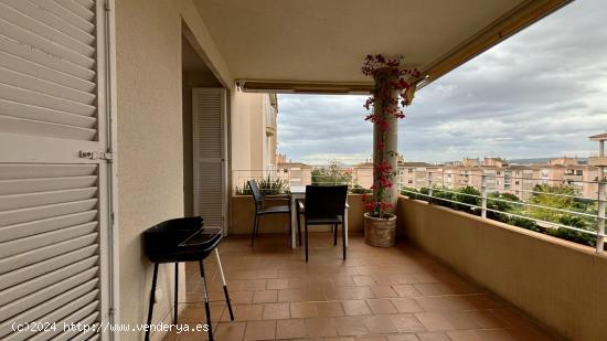 Vivienda con terraza, parking y vistas al mar: Comodidad y Tranquilidad en Palmanova - BALEARES