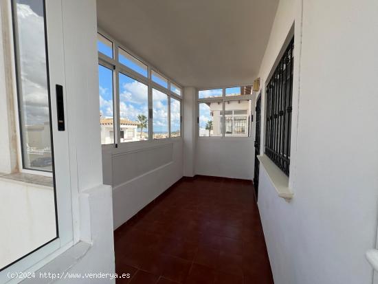 BUNGALOW ALTO CON SOLARIUM Y GARAJE EN URB. LA CIÑUELICA. - ALICANTE