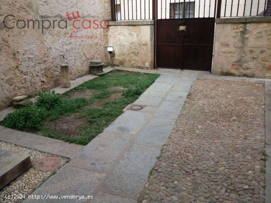 VENTA/ALQUILER.-.CASA DE PUEBLO CON PATIO - SEGOVIA