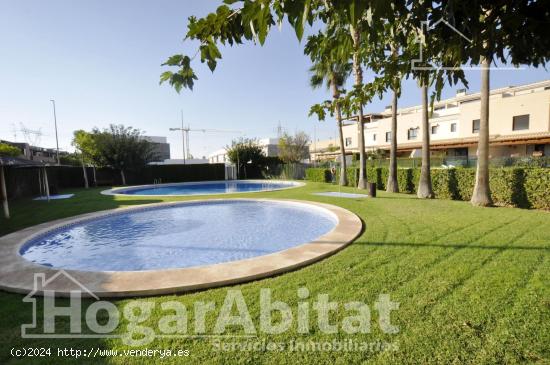 ADOSADO SEMINUEVO CON GARAJE DOBLE, PISCINA, TERRAZA Y TRASTERO - VALENCIA