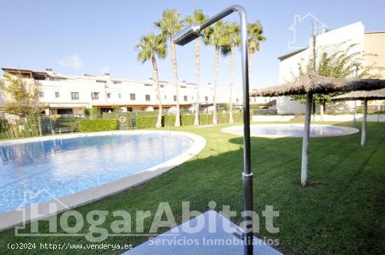 ADOSADO SEMINUEVO CON GARAJE DOBLE, PISCINA, TERRAZA Y TRASTERO - VALENCIA