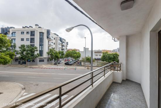 Edificio de piso con terraza solárium más local en zona L'Olivera - BALEARES