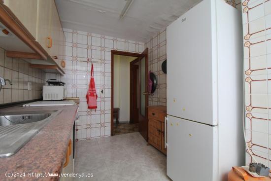 Apartamento de tres dormitorios para reformar en la playa del Acequión de Torrevieja - ALICANTE