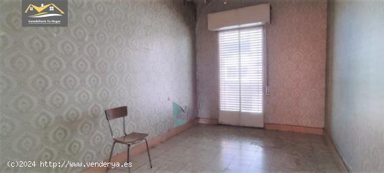 SE VENDE CASA PARA REFORAMAR CON PEQUEÑA PARCELA EN LA CIUDAD, ZONA SAN FRANCISCO. REF. 6761 - OREN