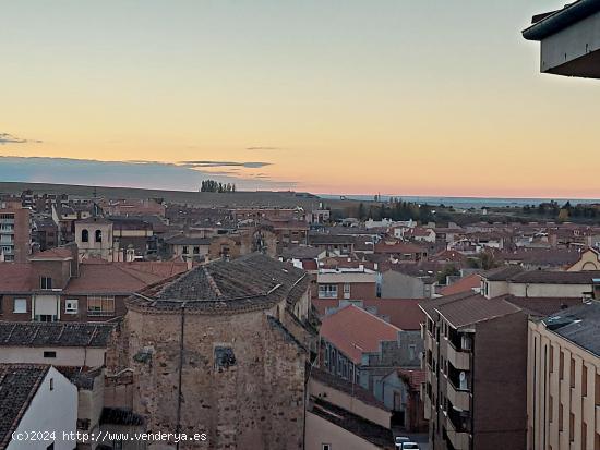 Vendemos piso de tres dormitorios junto a la Universidad . - SEGOVIA