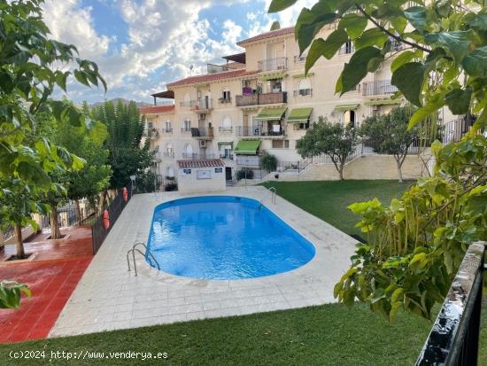 Piso de 2 dormitorios en residencial con piscina y garaje. - GRANADA