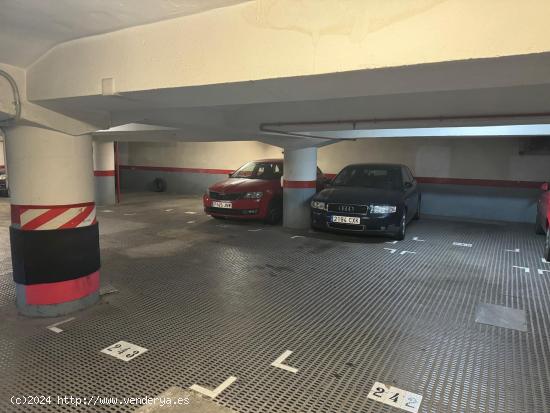  PLAZA DE APARCAMIENTO PARA COCHE GRANDE EN EL BARRIO DE SANT ANTONI - BARCELONA 