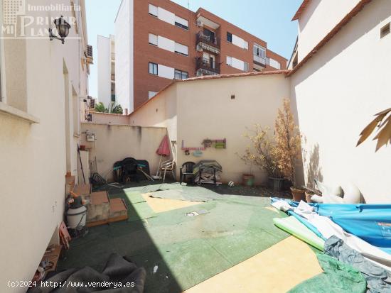 Casa adosada junto al centro de 280 m2 construidos, de 4 dorm, 3 baños, garaje y amplio patio. - CI