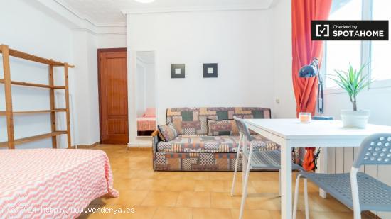 Habitación decorada con ventana con vistas a un patio interior en piso compartido, El Pla del Real 