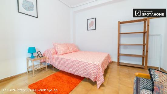 Habitación decorada con ventana con vistas a un patio interior en piso compartido, El Pla del Real 