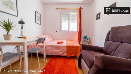 Habitación decorada con ventana con vistas a un patio interior en piso compartido, El Pla del Real 