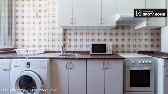 Cómoda habitación con escritorio en el apartamento de 5 dormitorios, Extramurs - VALENCIA