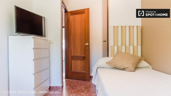 Elegante habitación en alquiler en el apartamento de 5 dormitorios en Burjassot - VALENCIA