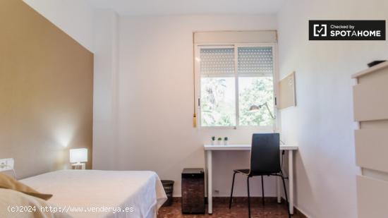 Elegante habitación en alquiler en el apartamento de 5 dormitorios en Burjassot - VALENCIA