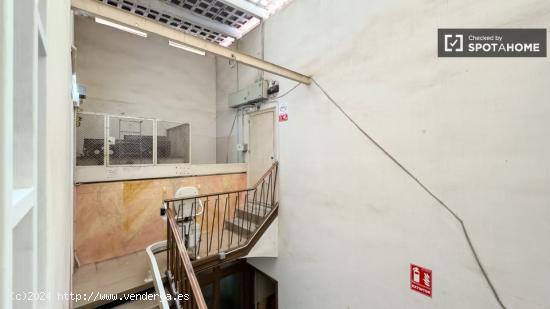 Se alquila habitación en apartamento de 3 dormitorios en Barcelona - BARCELONA