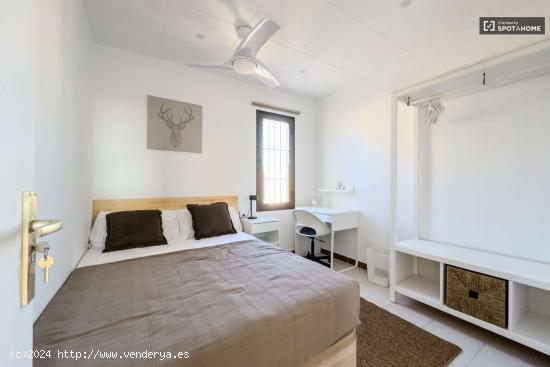  Se alquila habitación en apartamento de 3 dormitorios en Barcelona - BARCELONA 