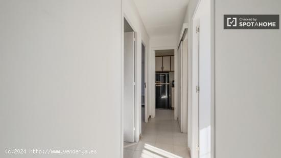 Se alquila habitación en apartamento de 3 dormitorios en Barcelona - BARCELONA