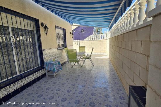 GRAN CASA ADOSADA EN TORREVIEJA, 2 HAB, 1 BAÑO - ALICANTE