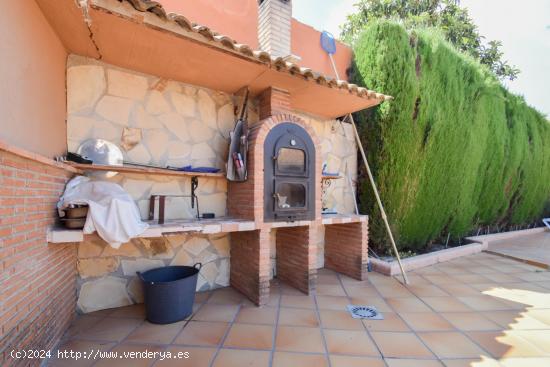 Chalet en Ogijares zona Loma Linda con 1080m de parcela y dos viviendas construidas en planta baja. 