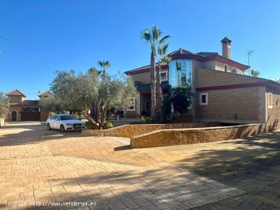 Descubre el Lujo y la Tranquilidad: Casa de Campo en Rojales con Amplios Espacios y Naturaleza - ALI