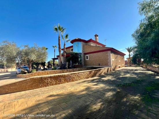 Descubre el Lujo y la Tranquilidad: Casa de Campo en Rojales con Amplios Espacios y Naturaleza - ALI