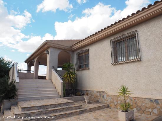 CHALET DE 450 M2 EN PETRER CON 10.000 M2 DE PARCELA - ALICANTE