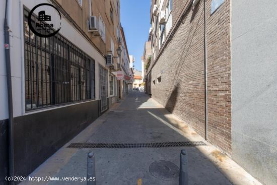 ¡Tu negocio en el corazón de Atarfe! Local comercial en venta con gran escaparate. - GRANADA