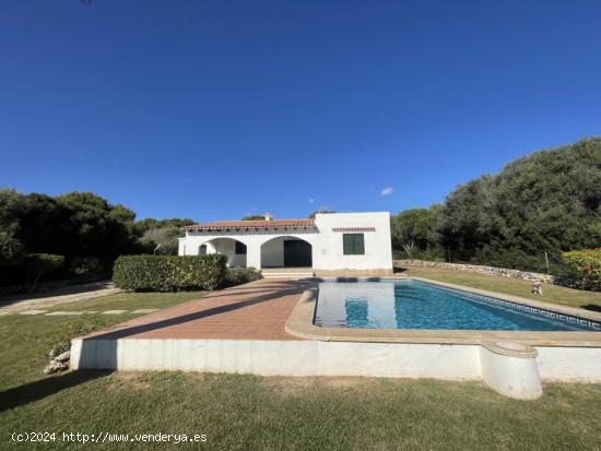 SE ALQUILA CHALET VACACIONAL CON GRAN PISCINA PRIVADA Y JARDÍN, EN CAP DEN FONT, SAN LLUIS. - BALEA