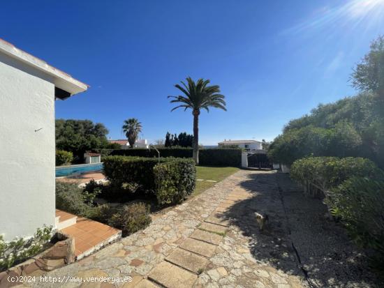 SE ALQUILA CHALET VACACIONAL CON GRAN PISCINA PRIVADA Y JARDÍN, EN CAP DEN FONT, SAN LLUIS. - BALEA