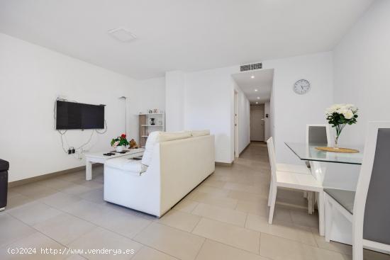 Amplio Apartamento Reformado 3 habitaciones 2 baños y Garaje incluido en el Centro de Torrevieja a 