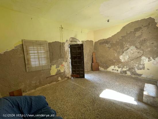 Casa adosada para reformar en la zona del Molino de Águilas, a 450 metros de la playa y céntrico -