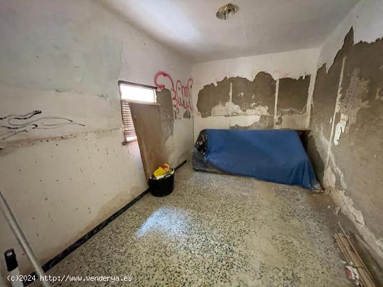 Casa adosada para reformar en la zona del Molino de Águilas, a 450 metros de la playa y céntrico -