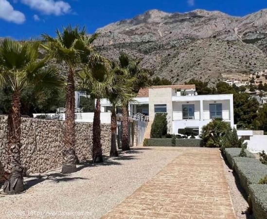 Villa de 350 m2 en parcela de 2000 m2 en la zona de Paradiso. - ALICANTE