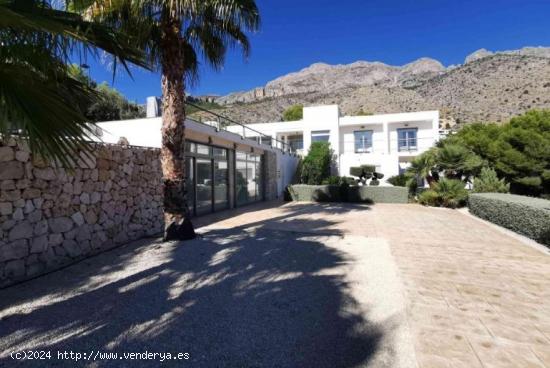 Villa de 350 m2 en parcela de 2000 m2 en la zona de Paradiso. - ALICANTE