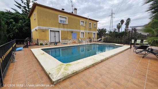  Casa con gran terreno y piscina privada - VALENCIA 