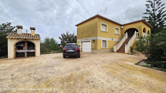 Casa con gran terreno y piscina privada - VALENCIA