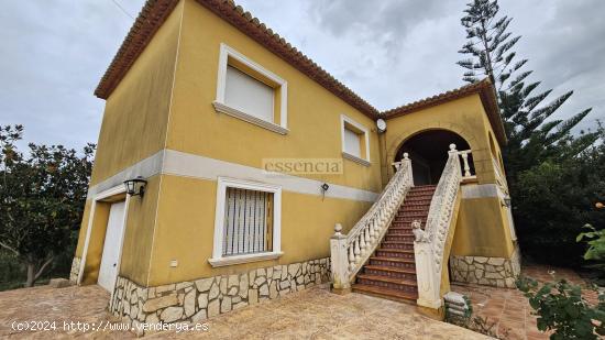 Casa con gran terreno y piscina privada - VALENCIA