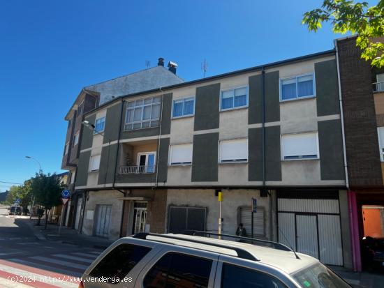 SE VENDE PISO Y TRES LOCALES EN EL MISMO EDIFICIO - LEON