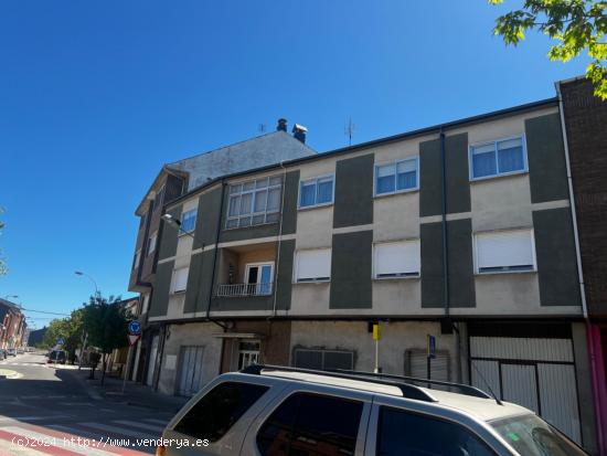 SE VENDE PISO Y TRES LOCALES EN EL MISMO EDIFICIO - LEON