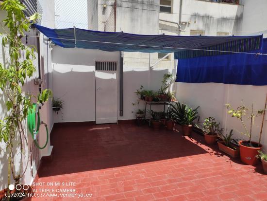  ¡Piso con estupendo patio en plena Avenida Principal de San Roque! - BADAJOZ 