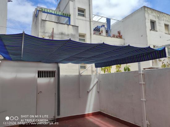 ¡Piso con estupendo patio en plena Avenida Principal de San Roque! - BADAJOZ