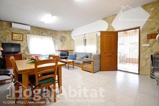 CHALET REFORMADO CON TERRAZA, PISCINA, BARBACOA Y GARAJE - VALENCIA