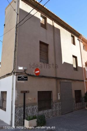 GRAN CASA EN CALLE PEATONAL Y CON MUCHAS POSIBILIDADES - VALENCIA