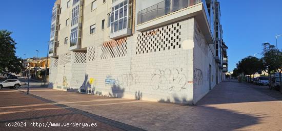 LOCAL COMERCIAL EN PRIMERA LINEA GUTIERREZ MELLADO 3 CALLES - MURCIA