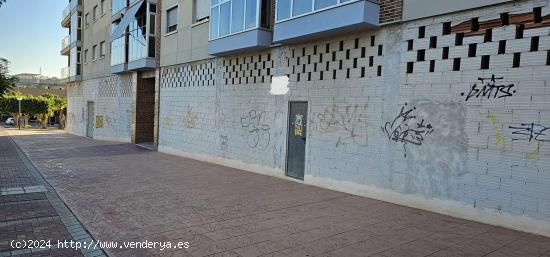 LOCAL COMERCIAL EN PRIMERA LINEA GUTIERREZ MELLADO 3 CALLES - MURCIA